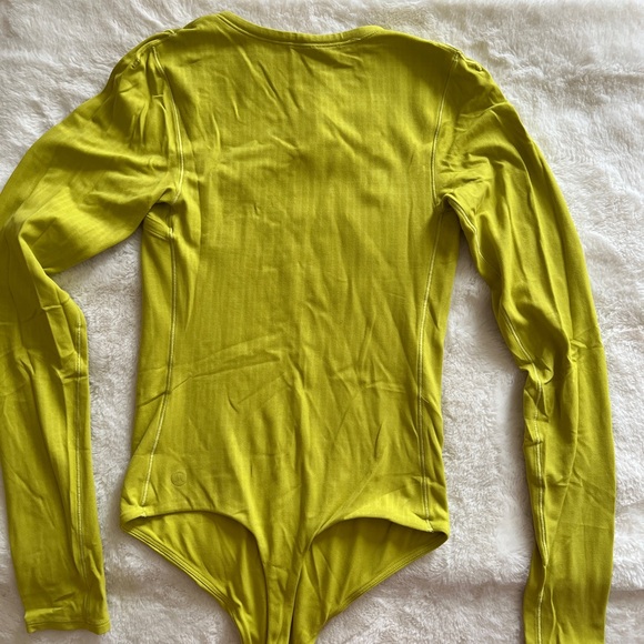 Lululemon lab Asymmetrical Long Sleeve Bodysuit. Yellow Serpentine. - Picture 3 of 4